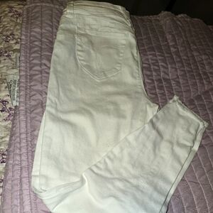 Juniors Sz 7/28 white distressed ankle Skinny jeans